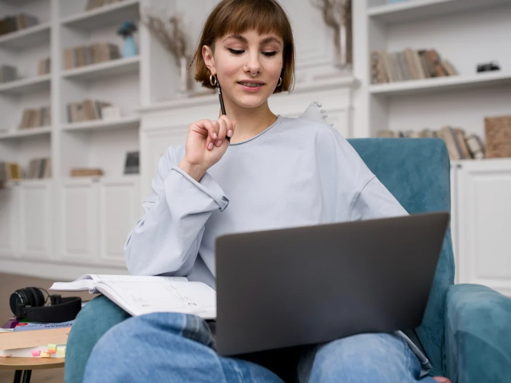 Los sistemas de inteligencia artificial están revolucionando el campo educativo al facilitar la generación y personalización de ejercicios y pruebas. Estas herramientas avanzadas, como ExerDevAI, permiten la creación automática de contenido educativo adaptado a diferentes niveles de dificultad y objetivos específicos de aprendizaje.