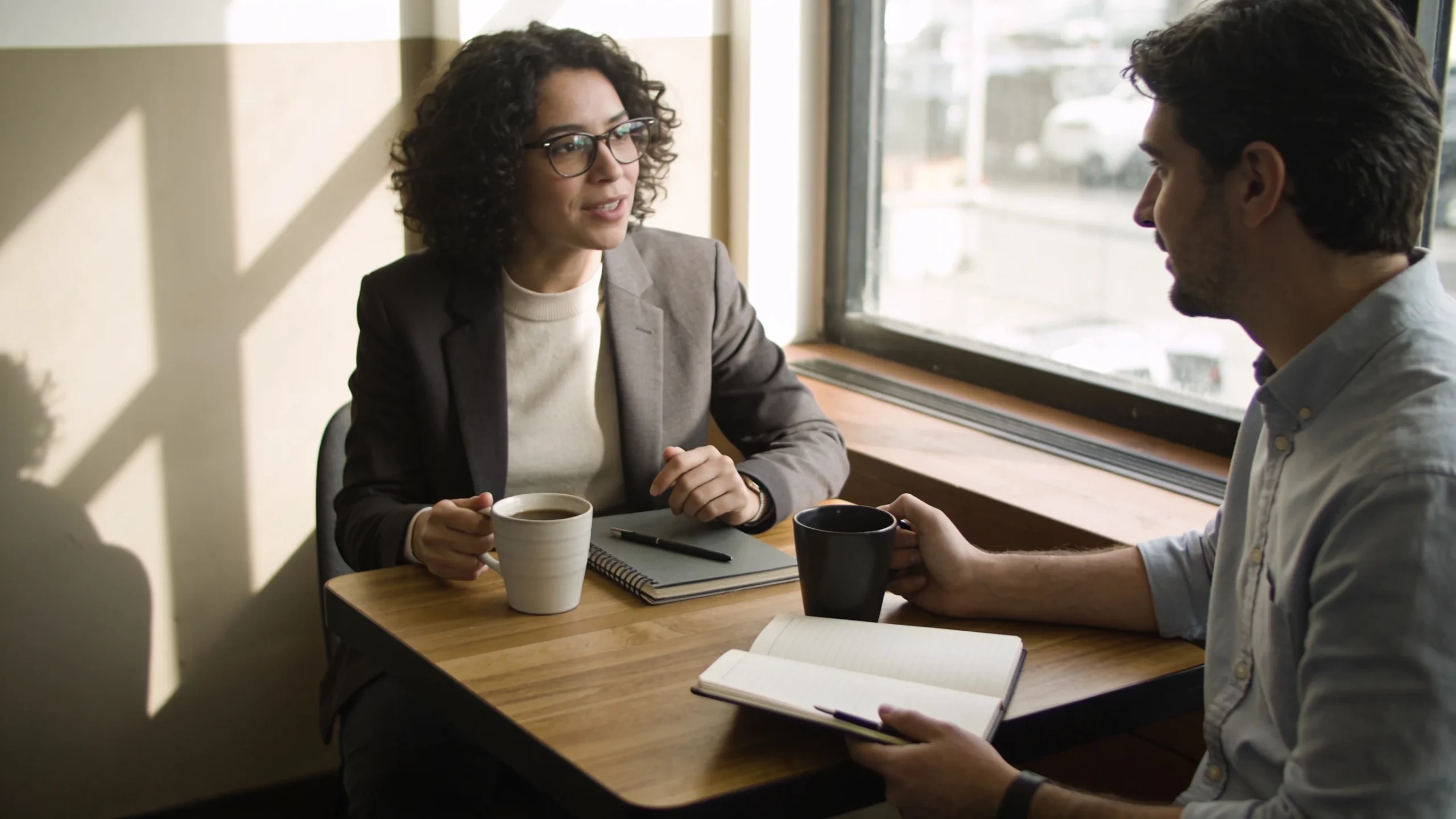 Entrevista de trabajo informal en la mesa de un negocio pequeno, filtrar currículos con ia