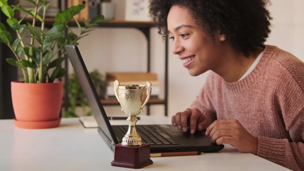 Persona celebrando un premio ganado en un concurso de IA