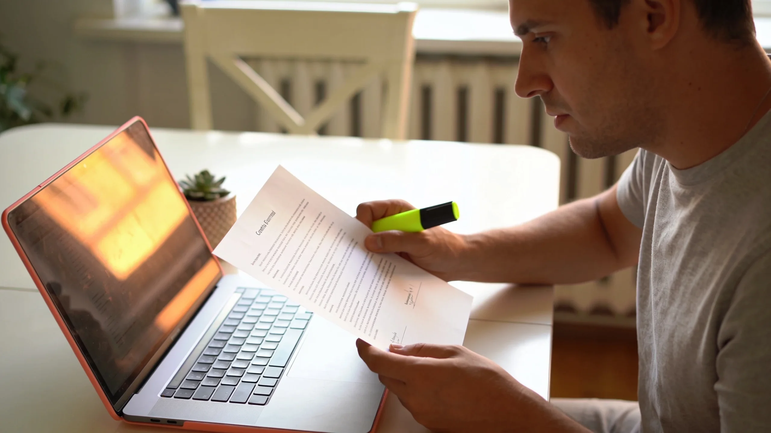 Persona revisando con atencion un contrato de alquiler impreso