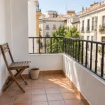Foto de entrada: balcón urbano vacío para planificar un huerto con IA