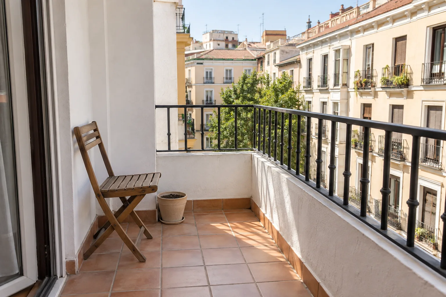 Balcón urbano vacío preparado como imagen de entrada para planificar un huerto