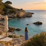 Fotos de viaje en láminas con IA: foto de entrada de una cala mediterránea