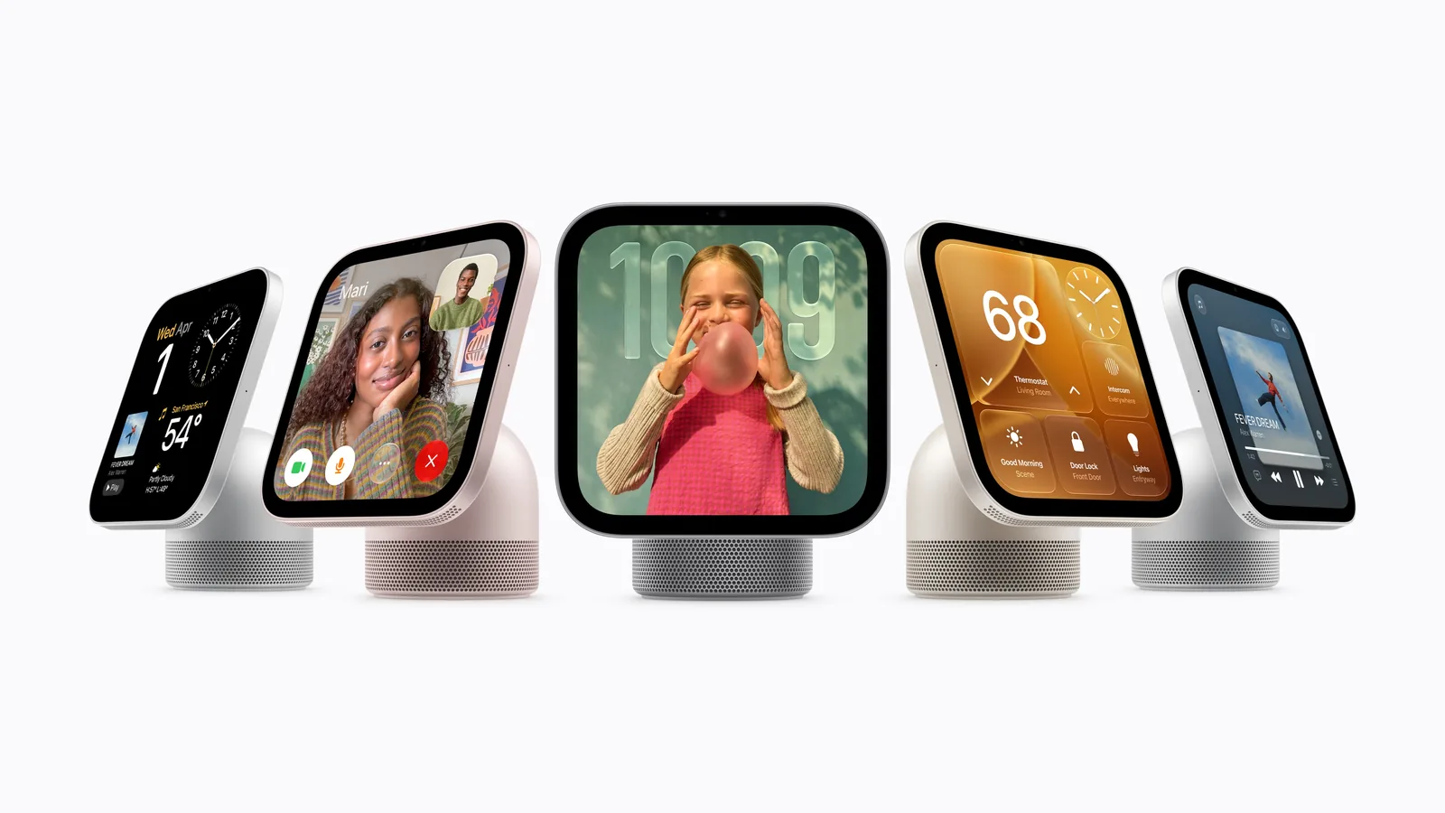 Cinco Apple HomeView de sobremesa en distintos colores mostrando fotos, una videollamada y el control de la casa