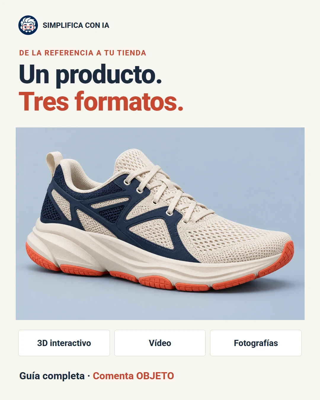 Zapatilla original marfil con paneles azul noche, cordones claros y tacos coral sobre fondo de estudio. Texto: «De la referencia a tu tienda. Un producto. Tres formatos. 3D interactivo. Vídeo. Fotografías. Guía completa · Comenta OBJETO». «Tres formatos» y OBJETO aparecen en coral.